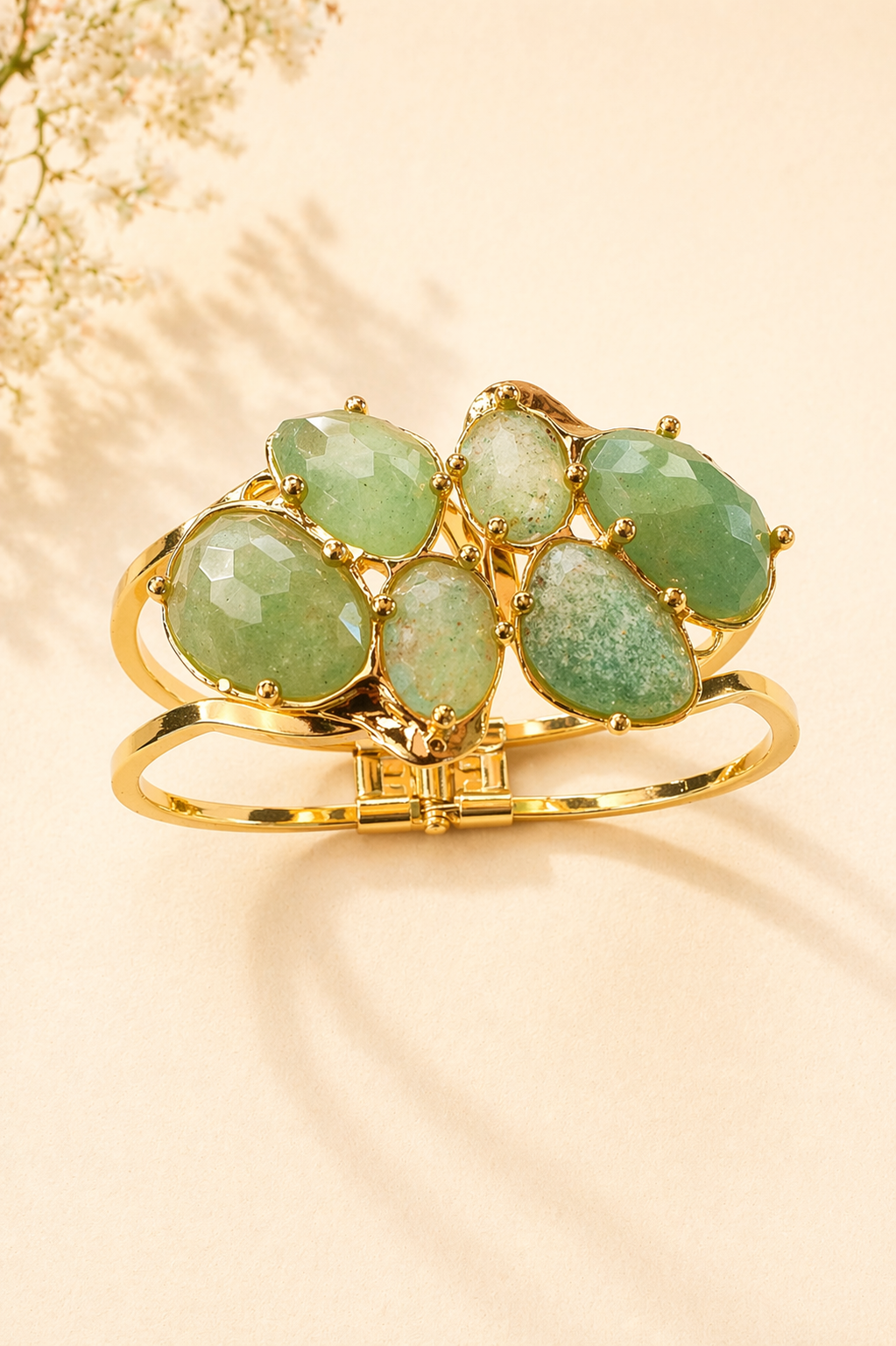 Bracciale rigido dorato con avventurina verde sfaccettata