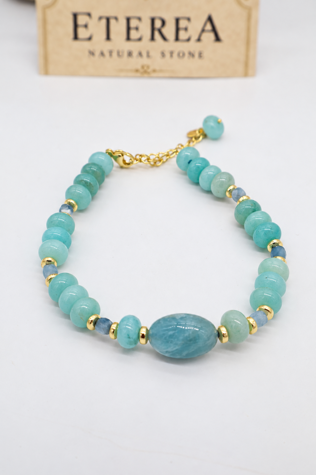 Bracciale in amazzonite e acquamarina naturale Laguna, con pietra centrale ovale, cubi sfaccettati, distanziatori in ematite dorata e chiusura in acciaio dorato