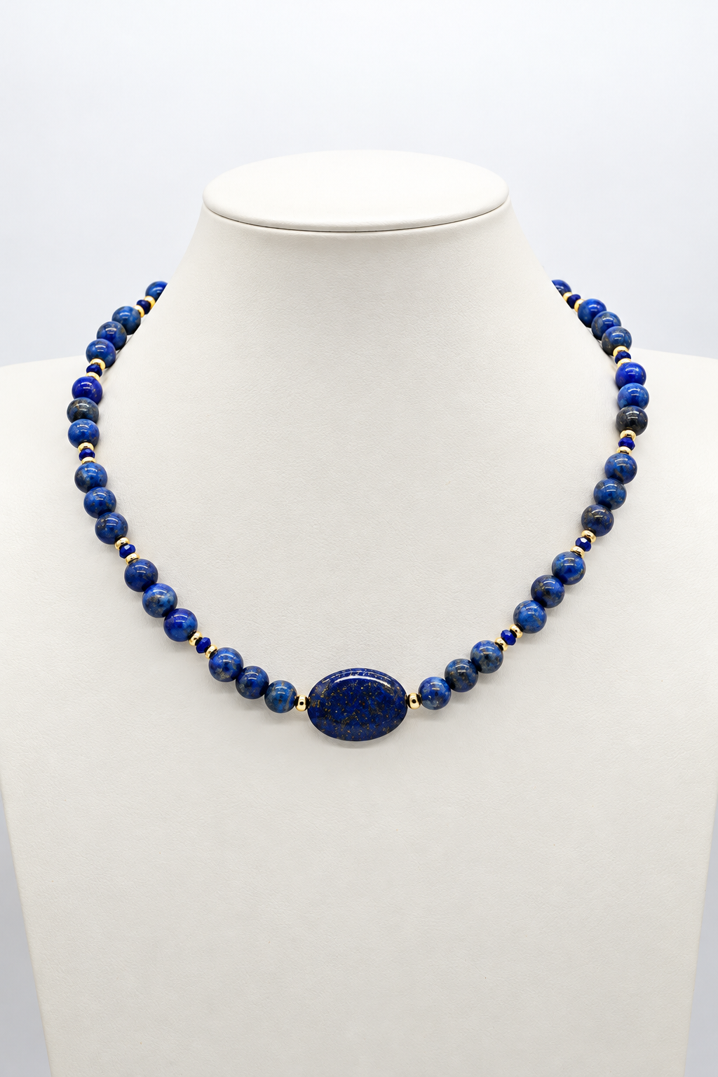 Girocollo in lapislazzuli naturale con sfere blu da 8 mm, pietra ovale centrale 25x15 mm, distanziatori in ematite dorata e chiusura in argento 925 dorato – Eterea Natural Stone