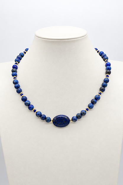 Girocollo in lapislazzuli naturale con sfere blu da 8 mm, pietra ovale centrale 25x15 mm, distanziatori in ematite dorata e chiusura in argento 925 dorato – Eterea Natural Stone