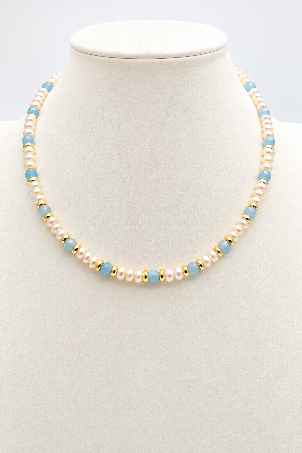Collana in perle di fiume e acquamarina naturale con dettagli e chiusura in argento dorato