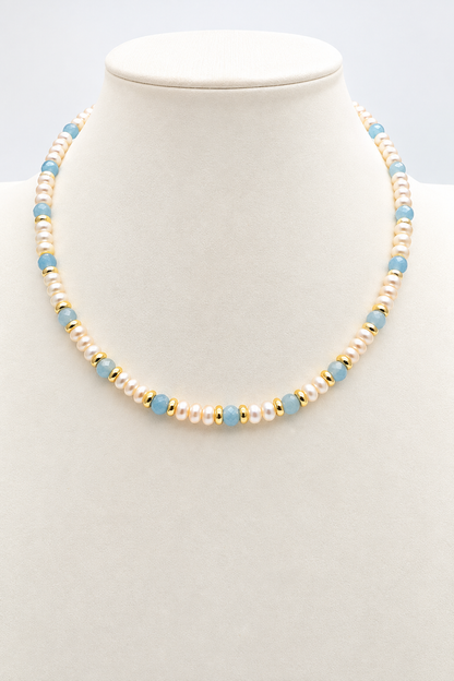 Collana in perle di fiume e acquamarina naturale con dettagli e chiusura in argento dorato