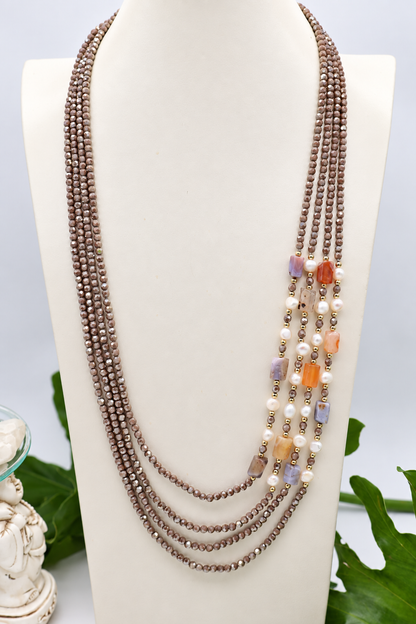Collana lunga multifilo a quattro fili in agata bosniaca, cristalli sfaccettati color champagne e perle, lunghezza 80 cm.