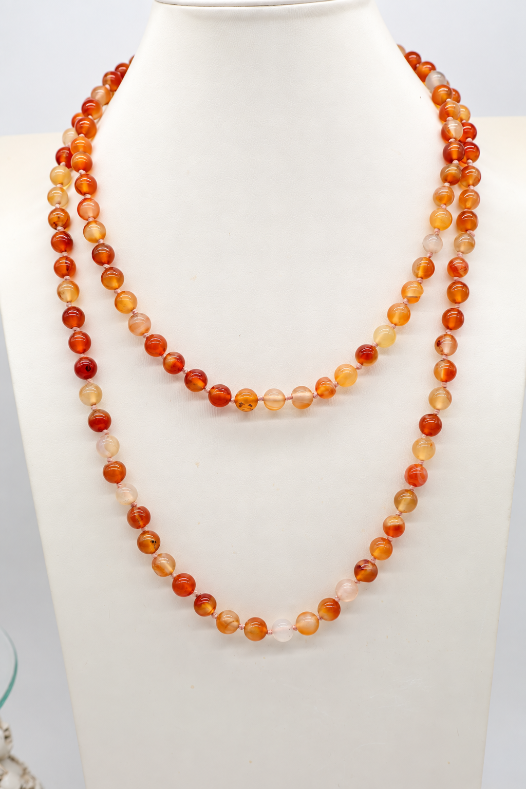 Collana lunga in Corniola naturale – 120 cm, annodata a mano