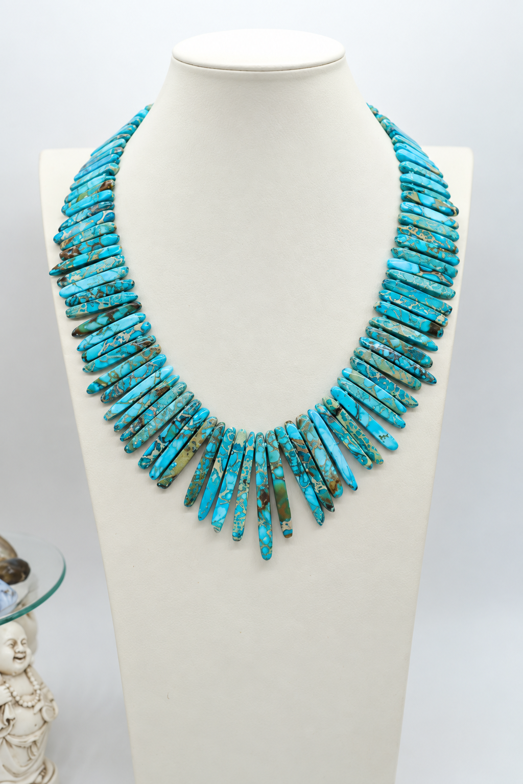 Collier girocollo artigianale in Sea Sediment Jasper blu con grandi piastre a pettine degradanti e chiusura a molla in argento 925 – Iside di Eterea Natural Stone