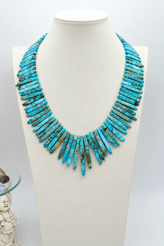 Collier girocollo artigianale in Sea Sediment Jasper blu con grandi piastre a pettine degradanti e chiusura a molla in argento 925 – Iside di Eterea Natural Stone