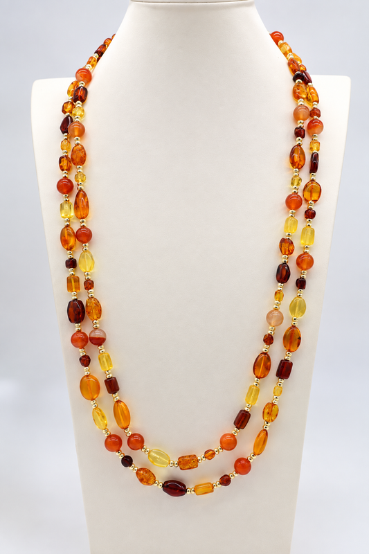 Collana multifilo in Ambra Baltica e Corniola naturale, 80 cm, con distanziatori dorati e chiusura in Argento 925 dorato – Sahara