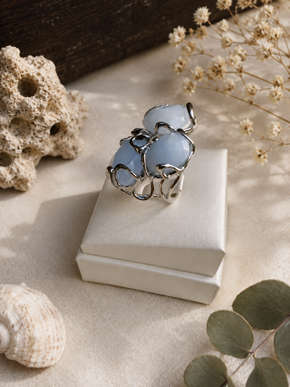 Bague cocktail en cyanite naturelle facettée – Réglable