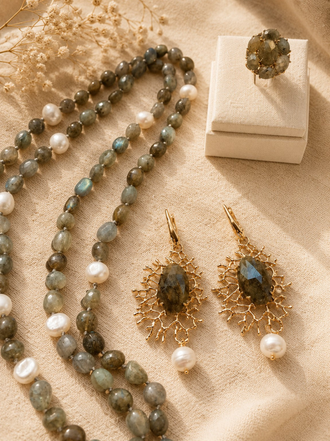 Orecchini Labradorite e Perla Naturale in Bronzo Dorato – Monachella Chiusa