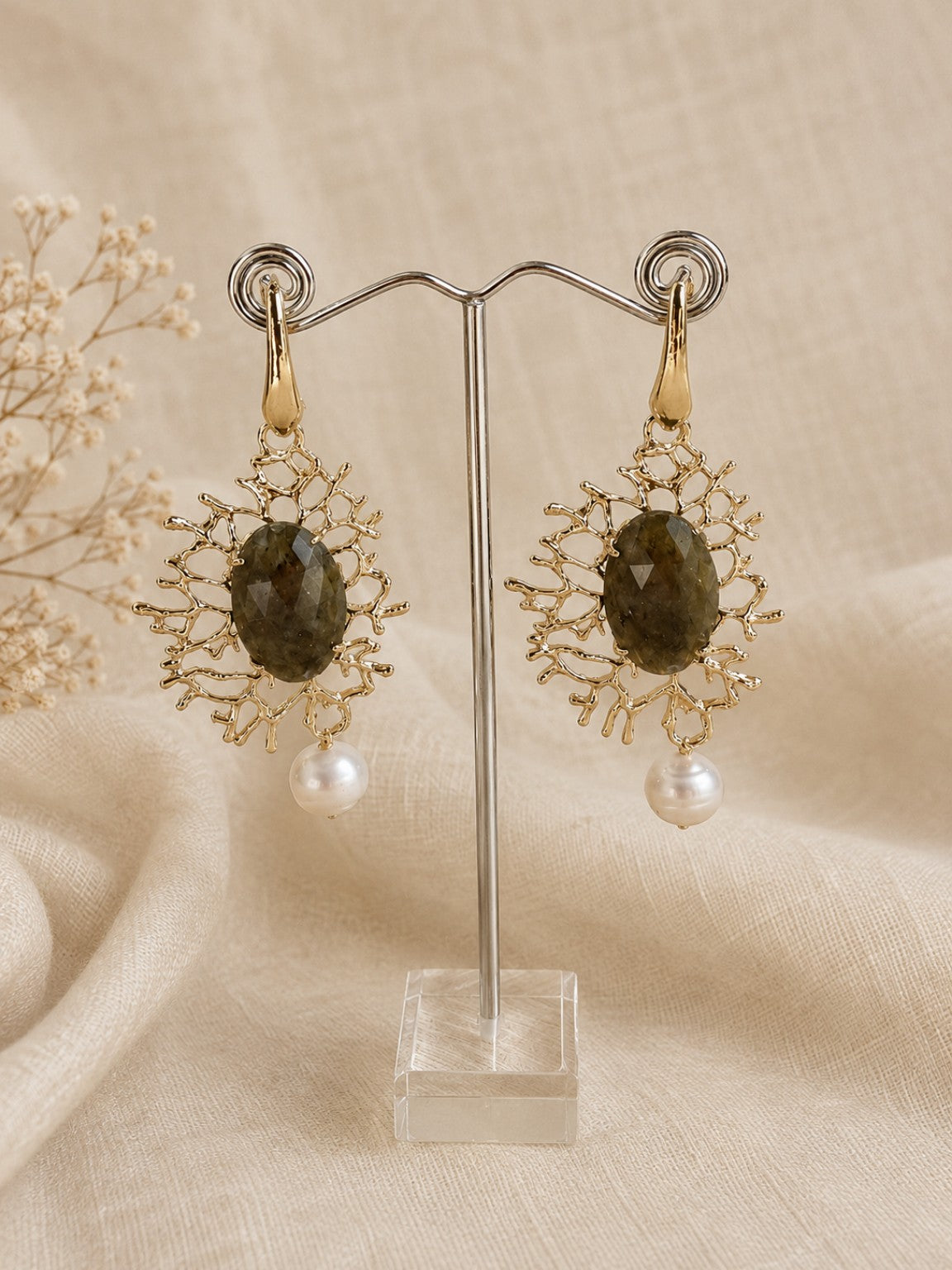 Orecchini Labradorite e Perla Naturale in Bronzo Dorato – Monachella Chiusa