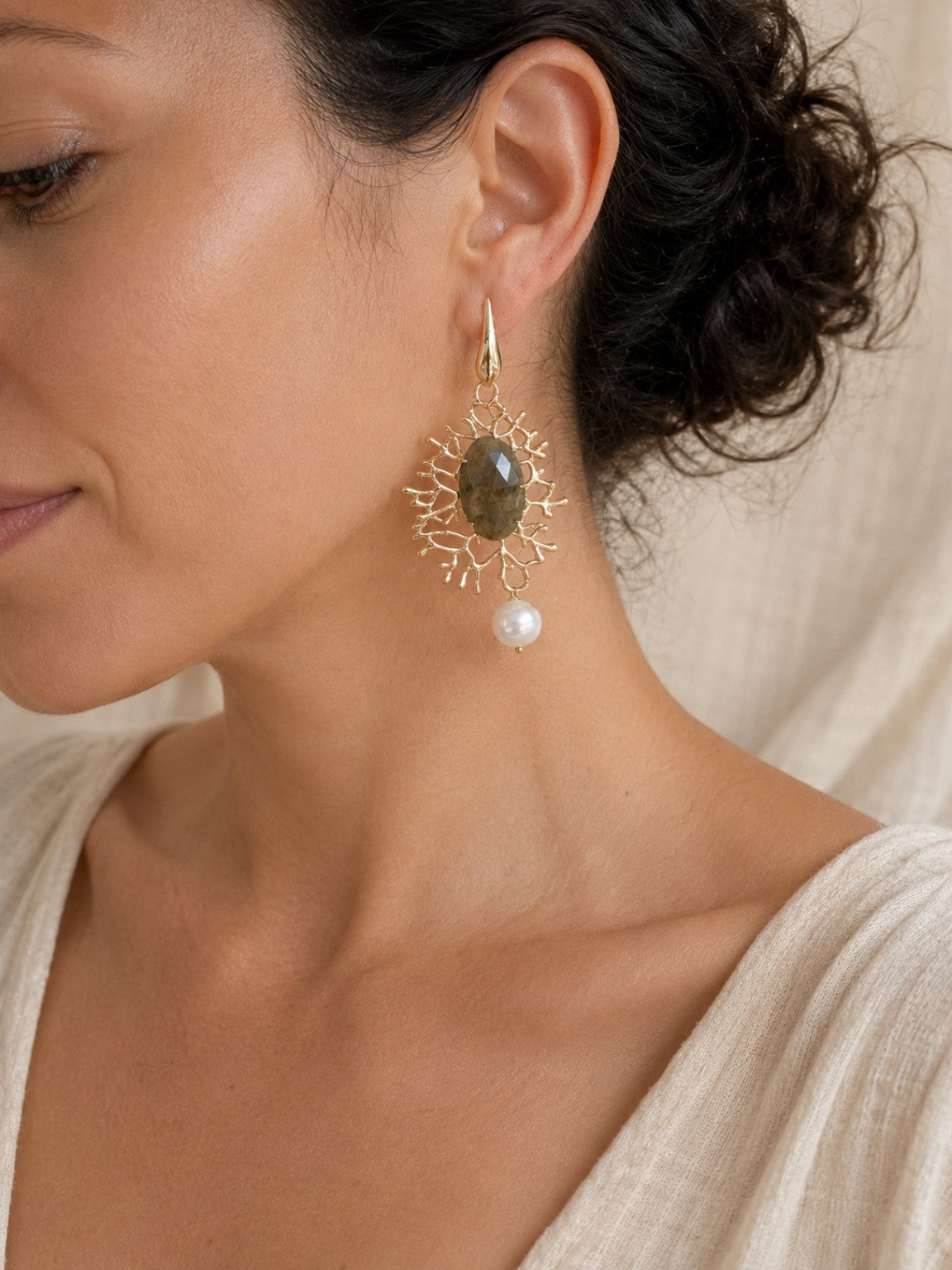Orecchini Labradorite e Perla Naturale in Bronzo Dorato – Monachella Chiusa