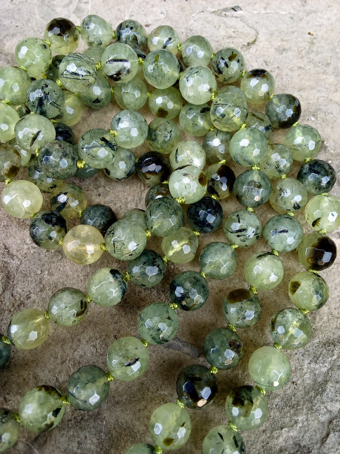Collana Lunga 120 cm in Prehnite Naturale Sfaccettata Annodata a Mano