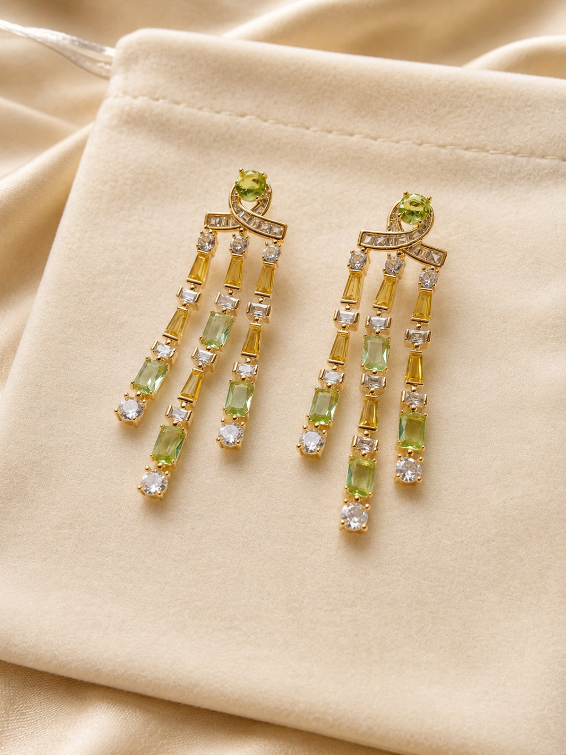 Orecchini Chandelier Venere con Cristalli CZ Verde Peridoto e Zirconi Bianchi