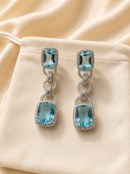 Boucles d'oreilles pendantes Vénus avec cristaux CZ bleu clair et oxydes de zirconium
