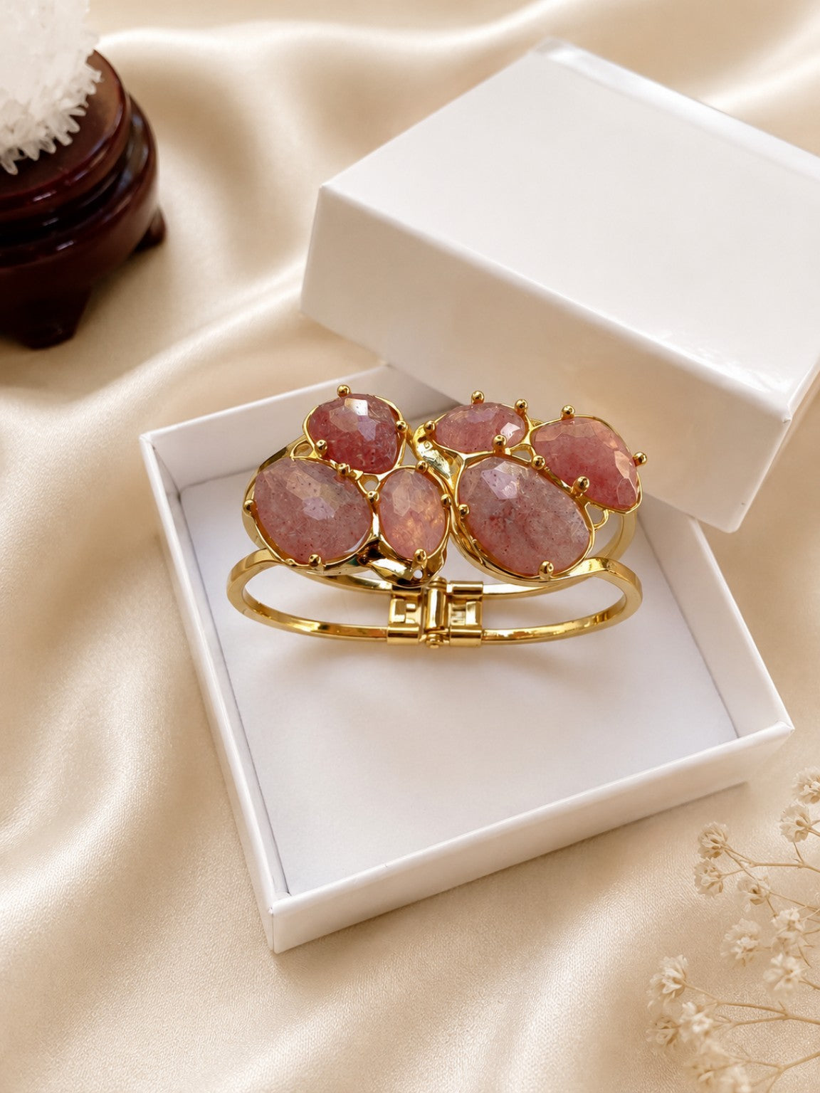Bracciale Rigido in Quarzo Rosa Fragola Sfaccettato – Dorato