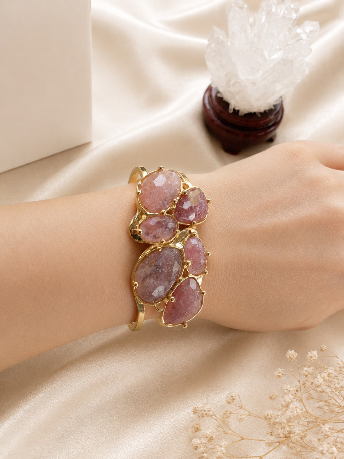 Bracciale Rigido in Quarzo Rosa Fragola Sfaccettato – Dorato