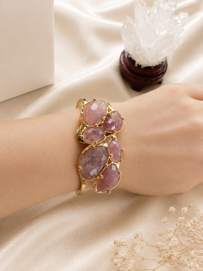 Bracelet rigide en quartz fraise facetté – Doré