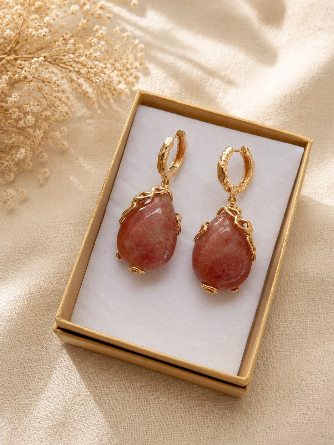 Orecchini Pendenti in Quarzo Rosa Fragola – Goccia Liscia con Bronzo Dorato