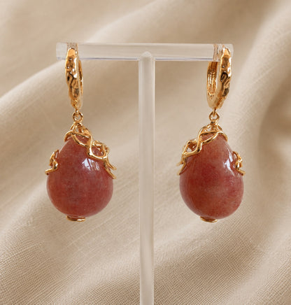 Orecchini Pendenti in Quarzo Rosa Fragola – Goccia Liscia con Bronzo Dorato