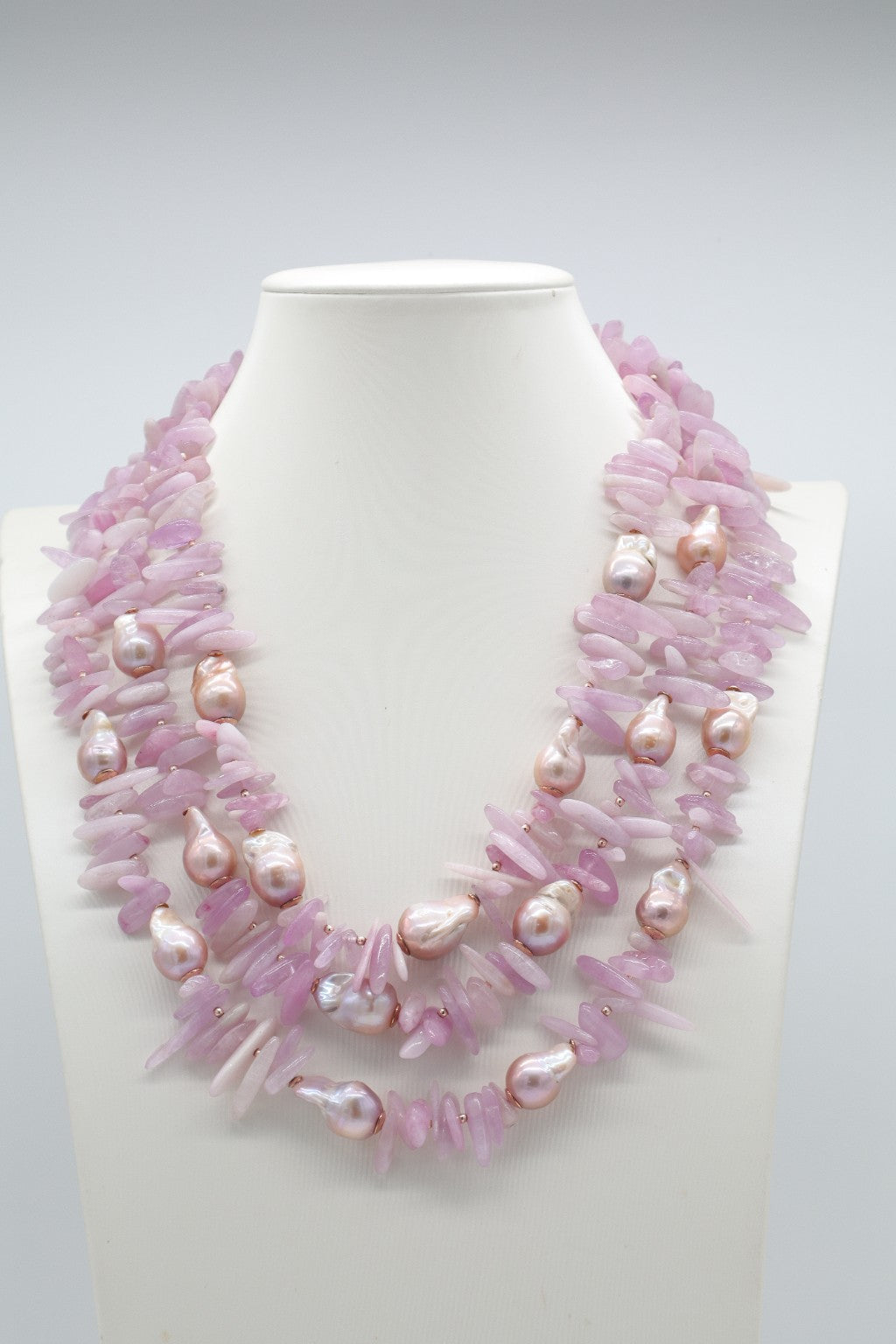 Collana Multifilo in Kunzite e Perle Barocche Naturali con Chiusura in Argento Rosé
