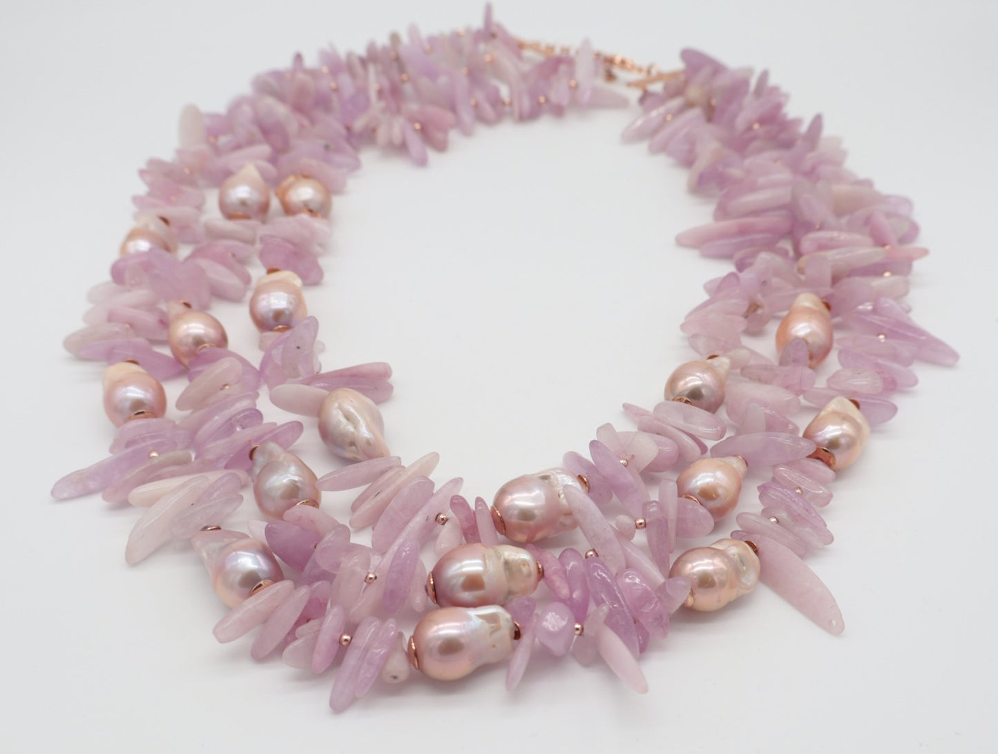 Collana Multifilo in Kunzite e Perle Barocche Naturali con Chiusura in Argento Rosé