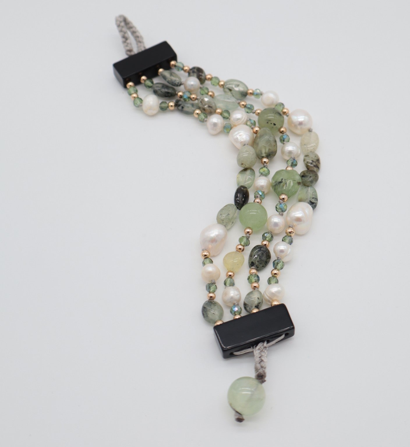 Bracciale multi filo in Prehnite, Perle d'acqua dolce e Cristalli – Chiusura ad asola