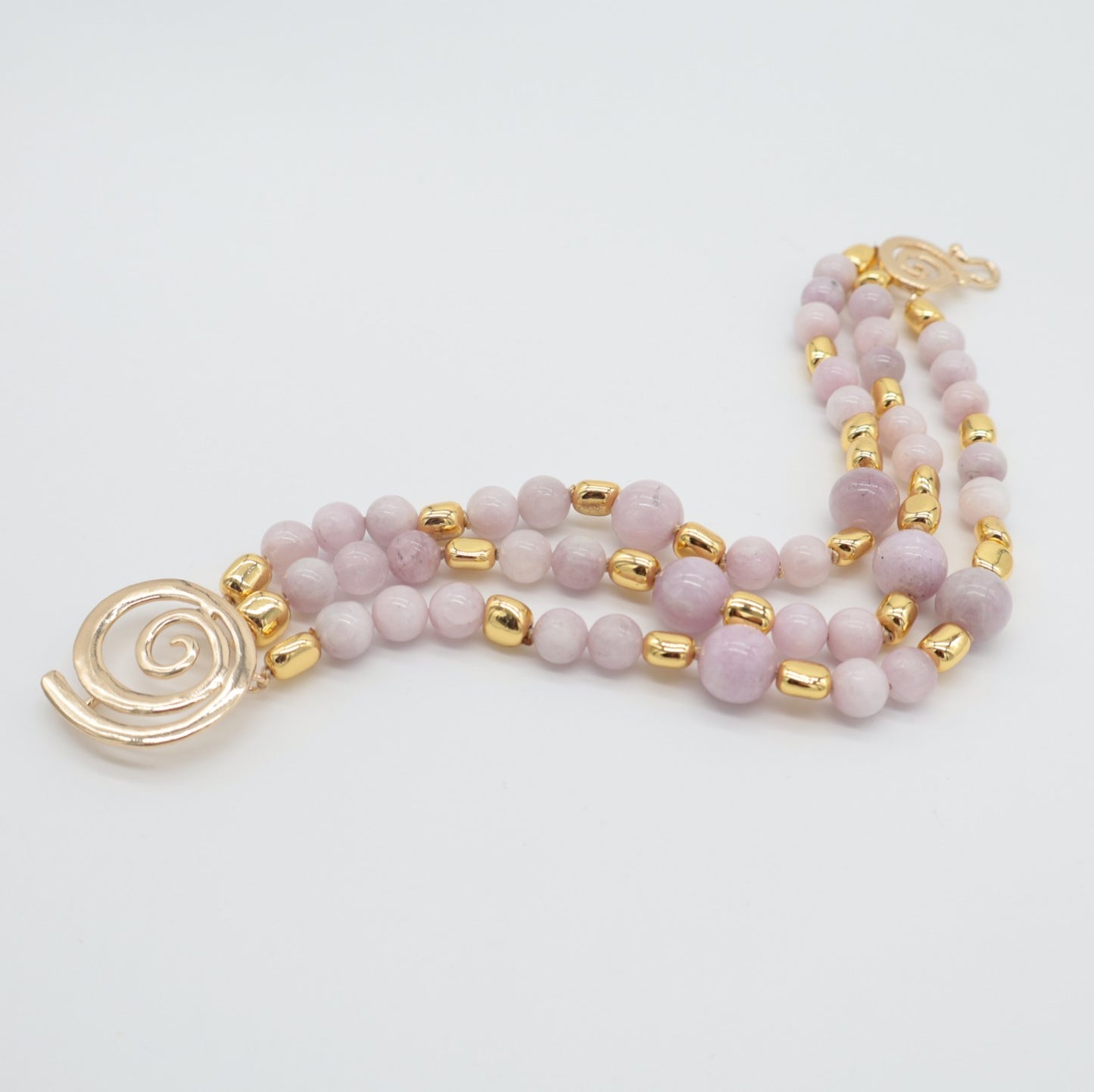 Bracciale Multi filo in Kunzite Naturale – 3 Fili con Chiusura a Spirale