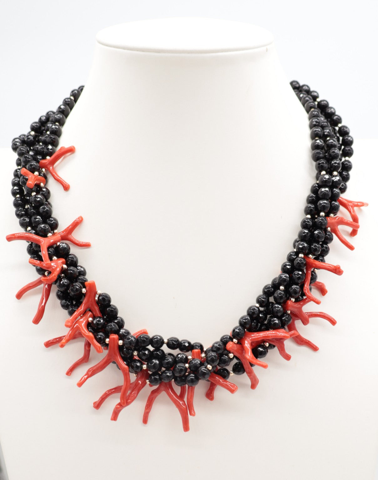 Collana Multifilo in Agata Nera Naturale e Corallo Naturale – 5 Fili – Chiusura in Argento 925 Dorato