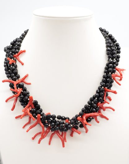 Collier multi-fils en agate noire naturelle et corail naturel – 5 fils – Fermoir en argent 925 doré