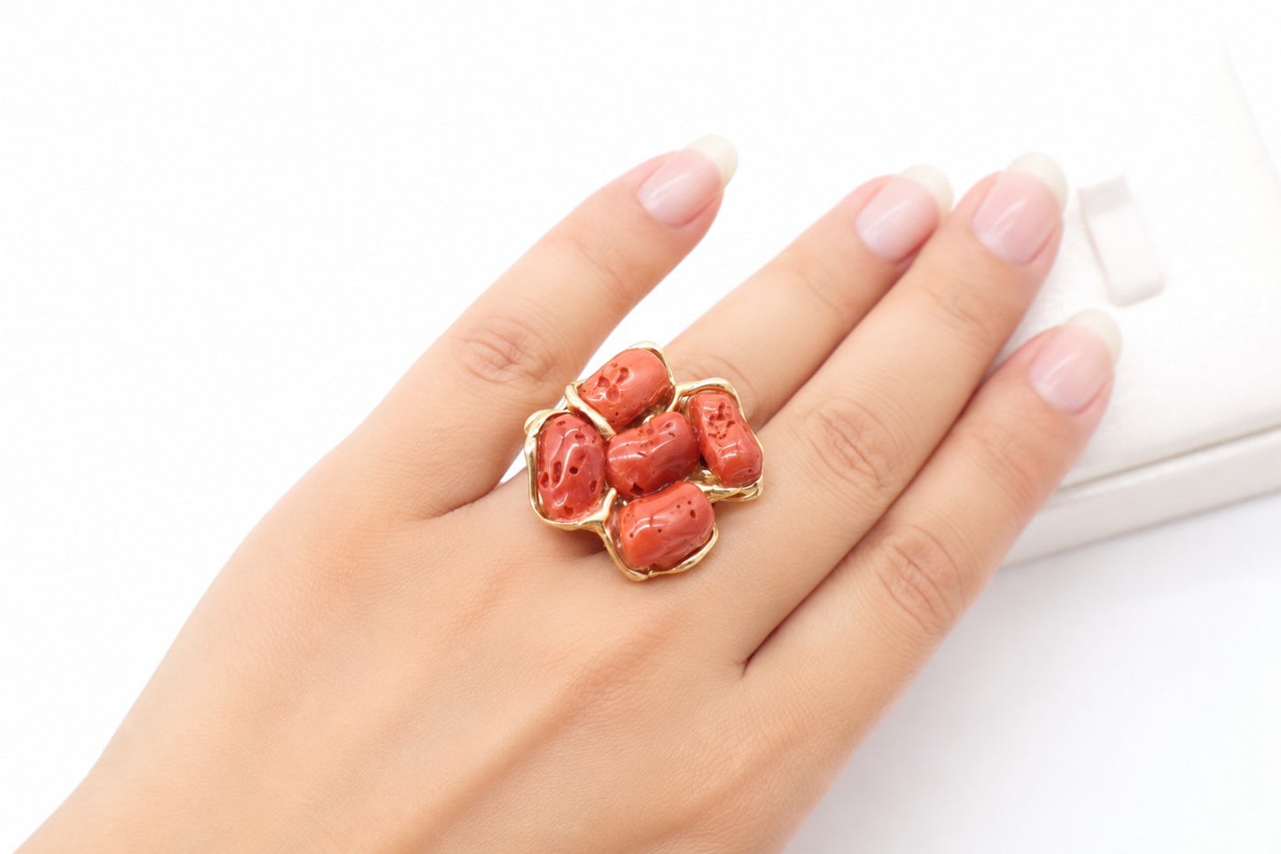 Anello Fiore in Argento 925 Dorato con Corallo Naturale – Regolabile