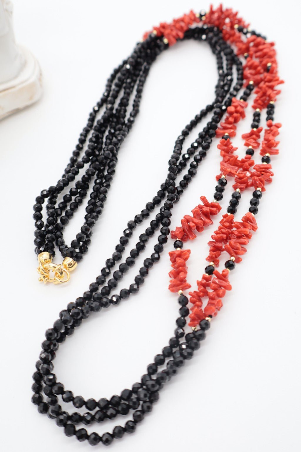 Collana multifilo lunga in Agata Nera sfaccettata e Corallo naturale – 90 cm