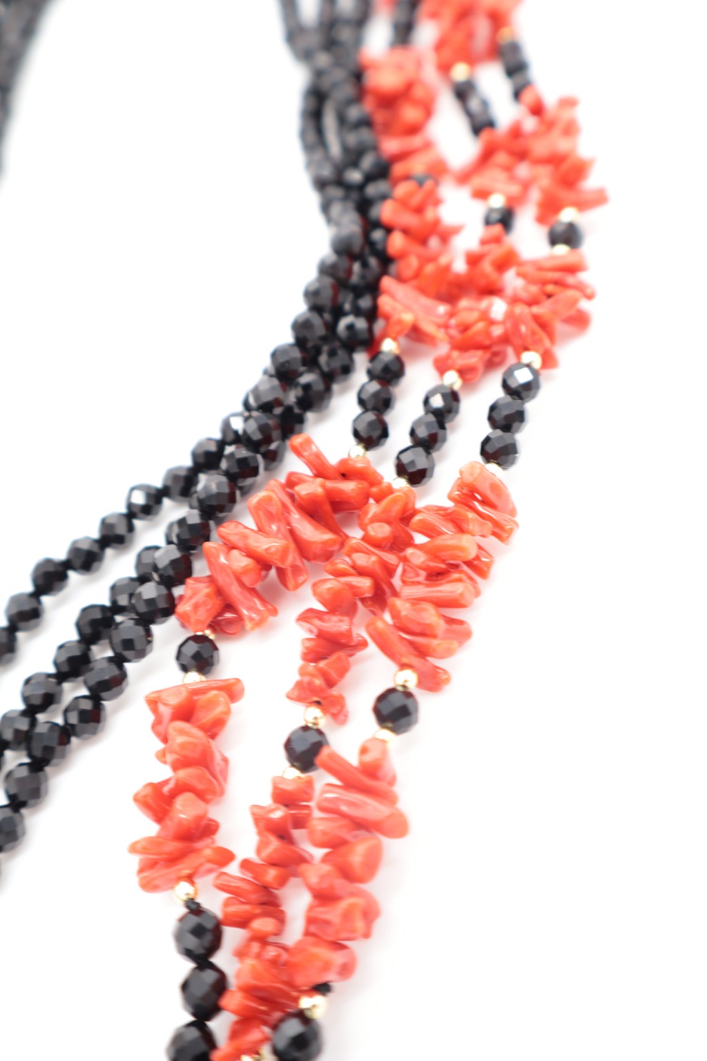 Collana multifilo lunga in Agata Nera sfaccettata e Corallo naturale – 90 cm