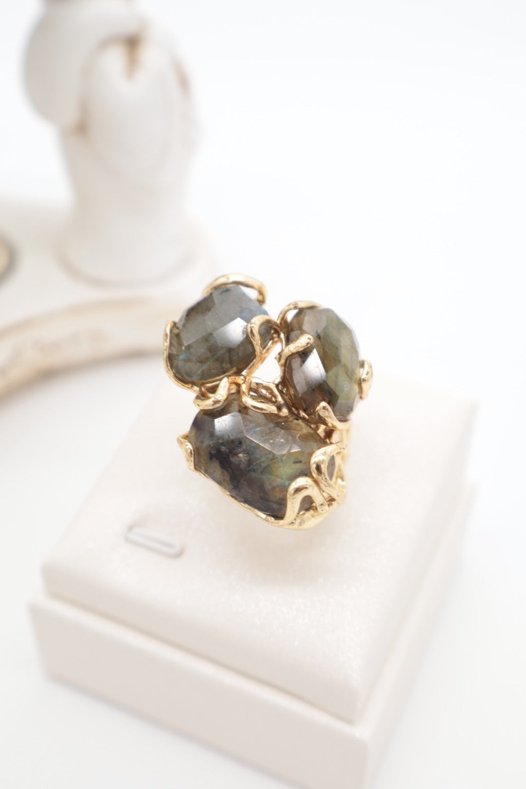 Anello Cocktail in Labradorite – Tre Pietre Sfaccettate