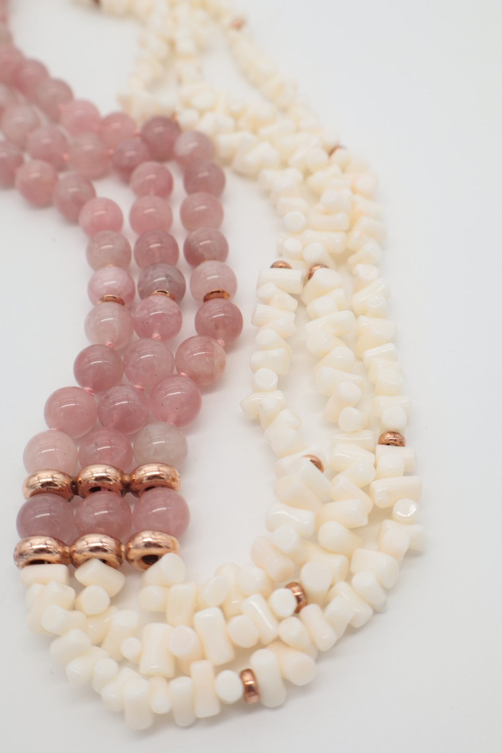 Collana Multifilo Corallo Bianco & Quarzo Rosa – Argento Rosé | 60 cm