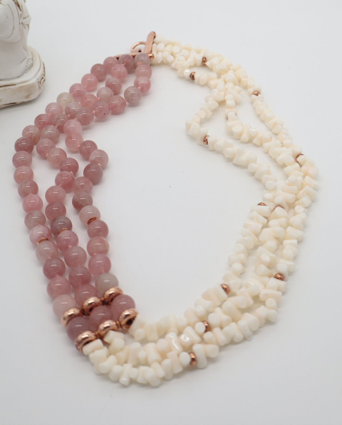 Collana Multifilo Corallo Bianco & Quarzo Rosa – Argento Rosé | 60 cm