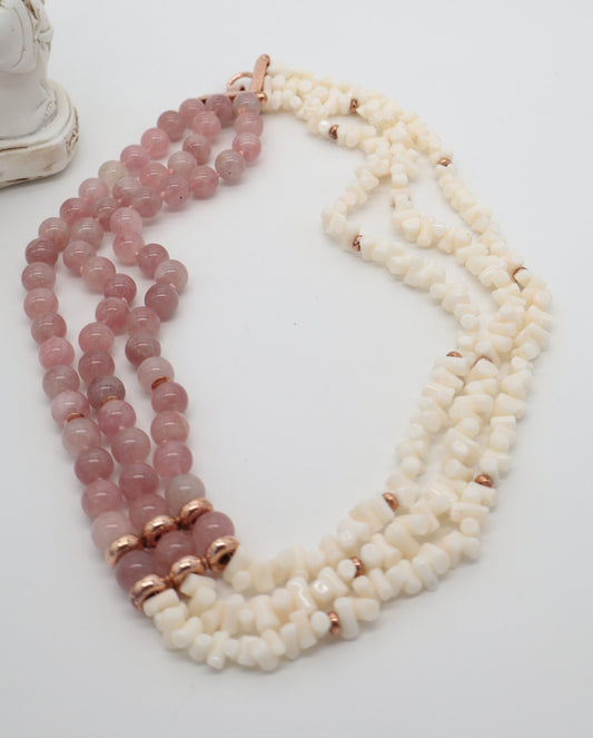 Collana Multifilo Corallo Bianco & Quarzo Rosa – Argento Rosé | 60 cm