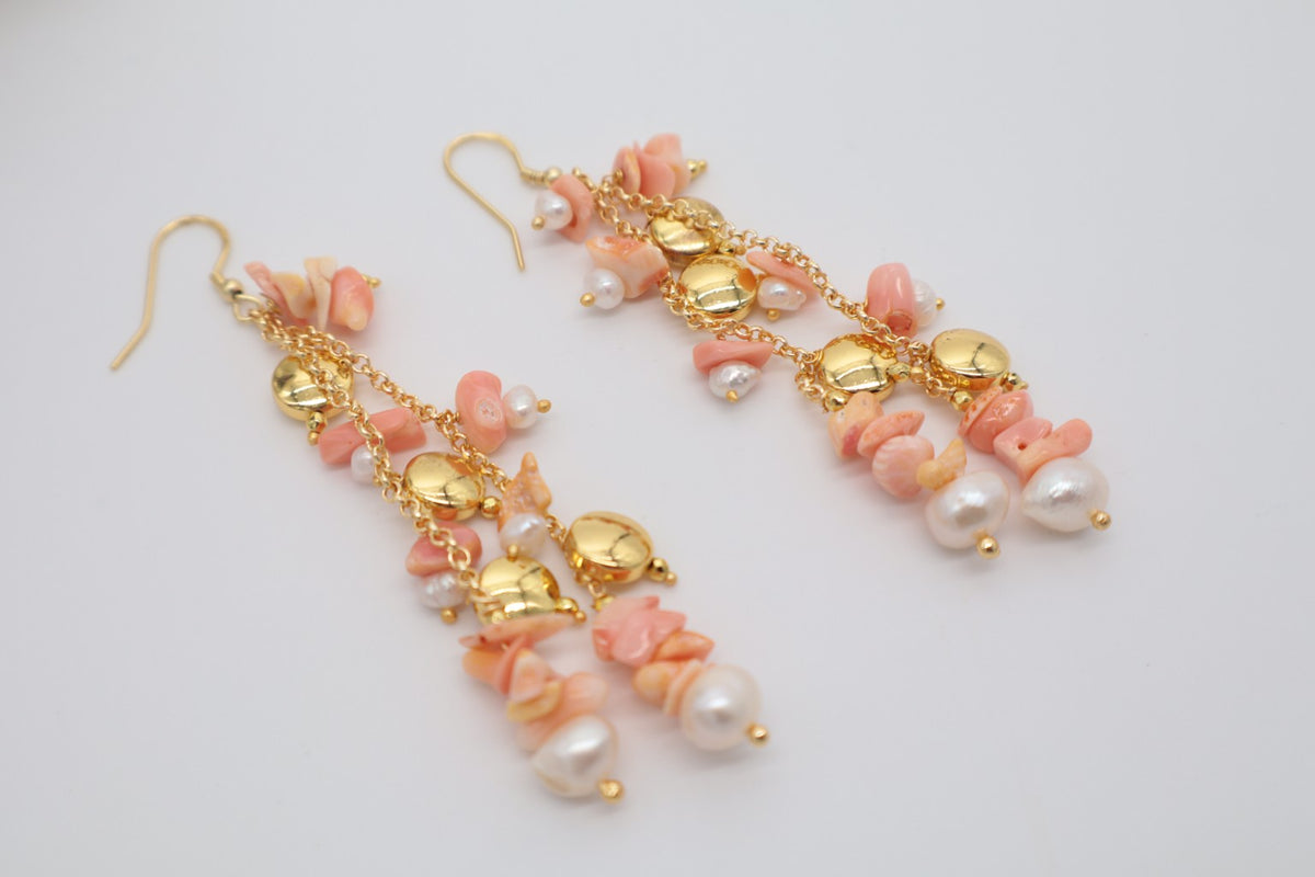 Orecchini Pendenti in Corallo Bambù Rosa e Perle di Fiume – Dorati