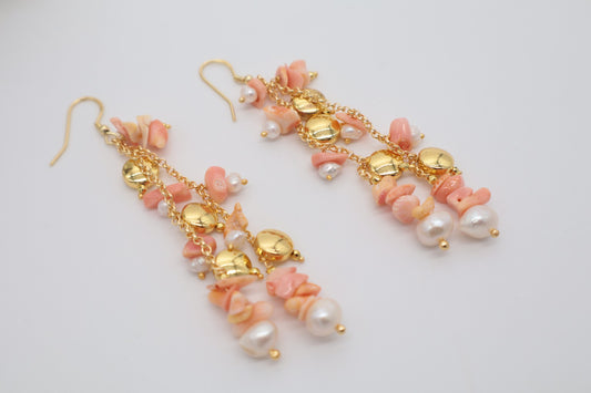 Orecchini Pendenti in Corallo Bambù Rosa e Perle di Fiume – Dorati