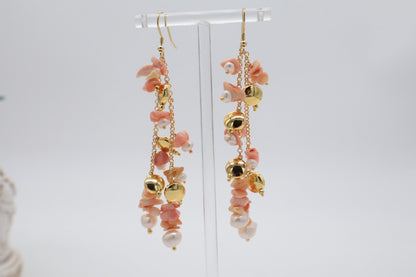 Boucles d'oreilles pendantes en corail bambou rose et perles de rivière – Dorées