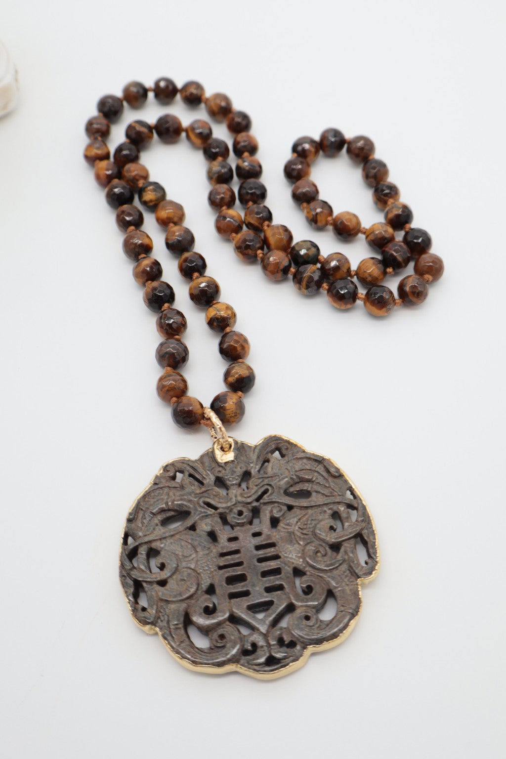 Collana Lunga Annodata in Occhio di Tigre con Medaglione Intagliato in Pietra Naturale