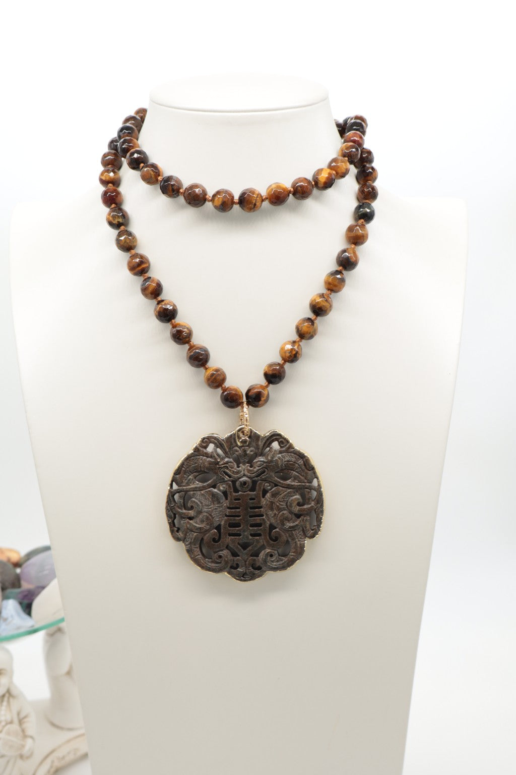 Collana Lunga Annodata in Occhio di Tigre con Medaglione Intagliato in Pietra Naturale