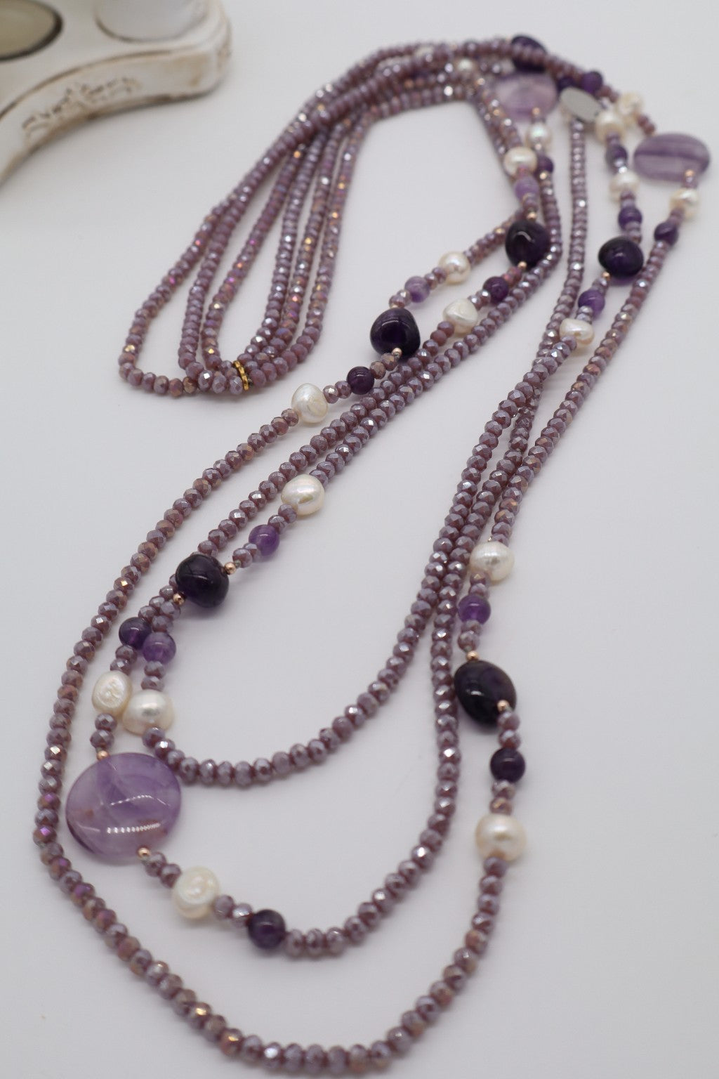 Collana Lunga Multifilo in Ametista, Cristalli Sfaccettati e Perle di Fiume – 100 cm