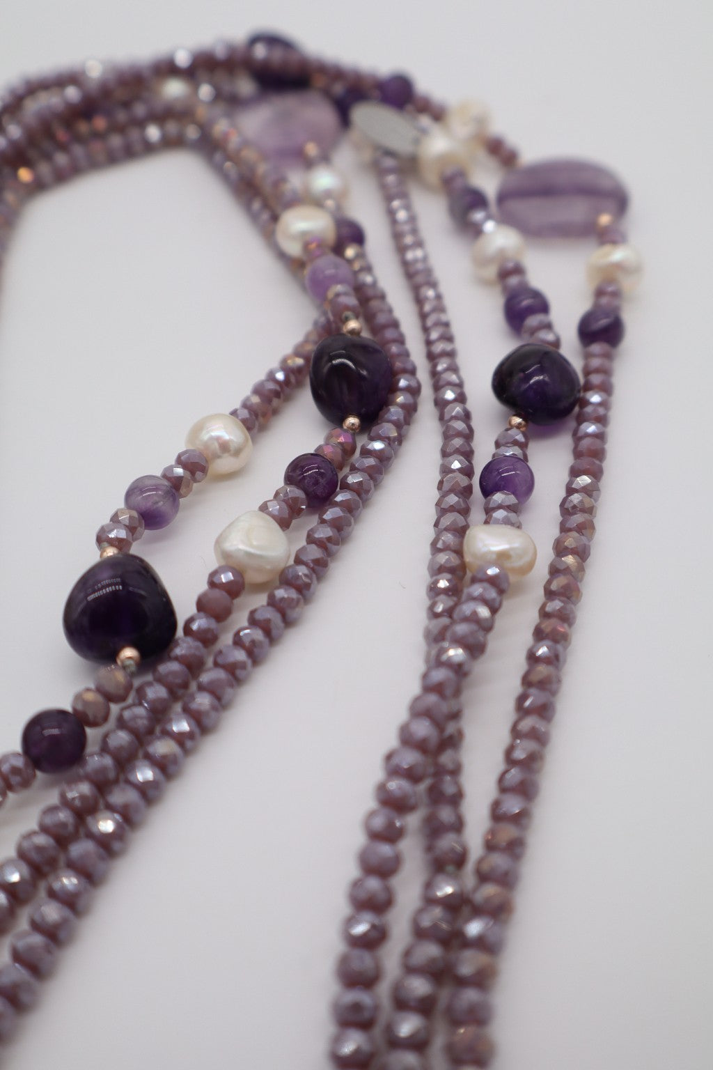 Collana Lunga Multifilo in Ametista, Cristalli Sfaccettati e Perle di Fiume – 100 cm