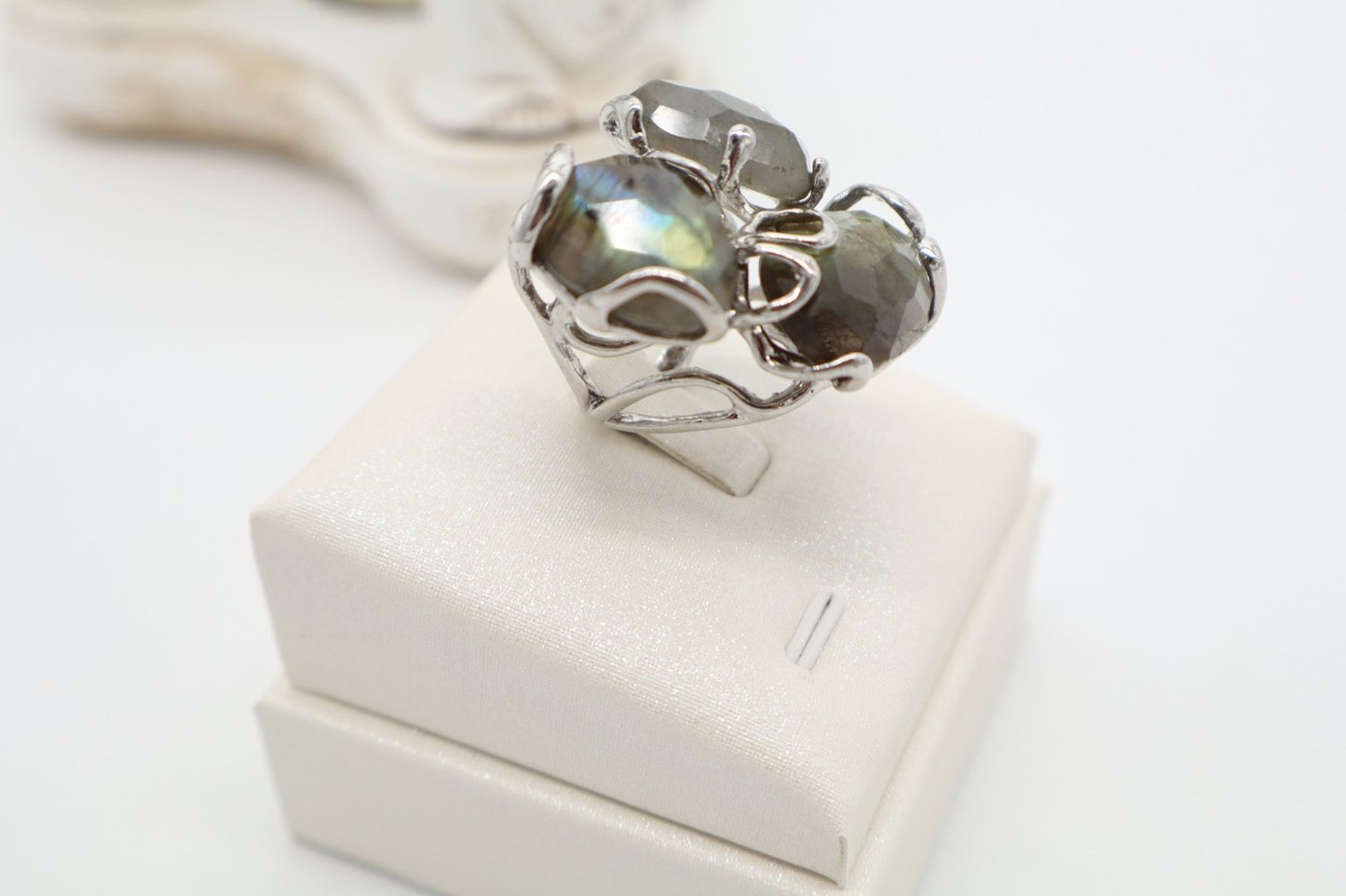 Anello cocktail scultoreo in bronzo rodiato con labradorite grigia