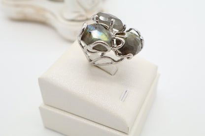 Anello cocktail scultoreo in bronzo rodiato con labradorite grigia
