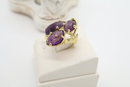 Bague cocktail en améthyste violette facettée en bronze doré