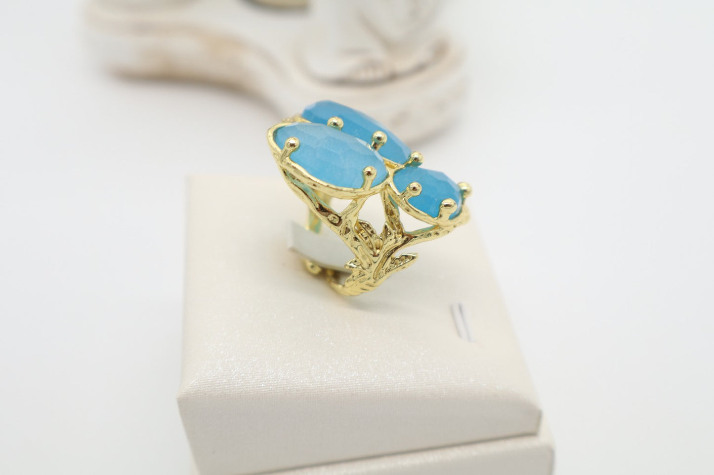 Anello Cocktail in Bronzo Dorato con Giada Celeste Sfaccettata – Anello Regolabile