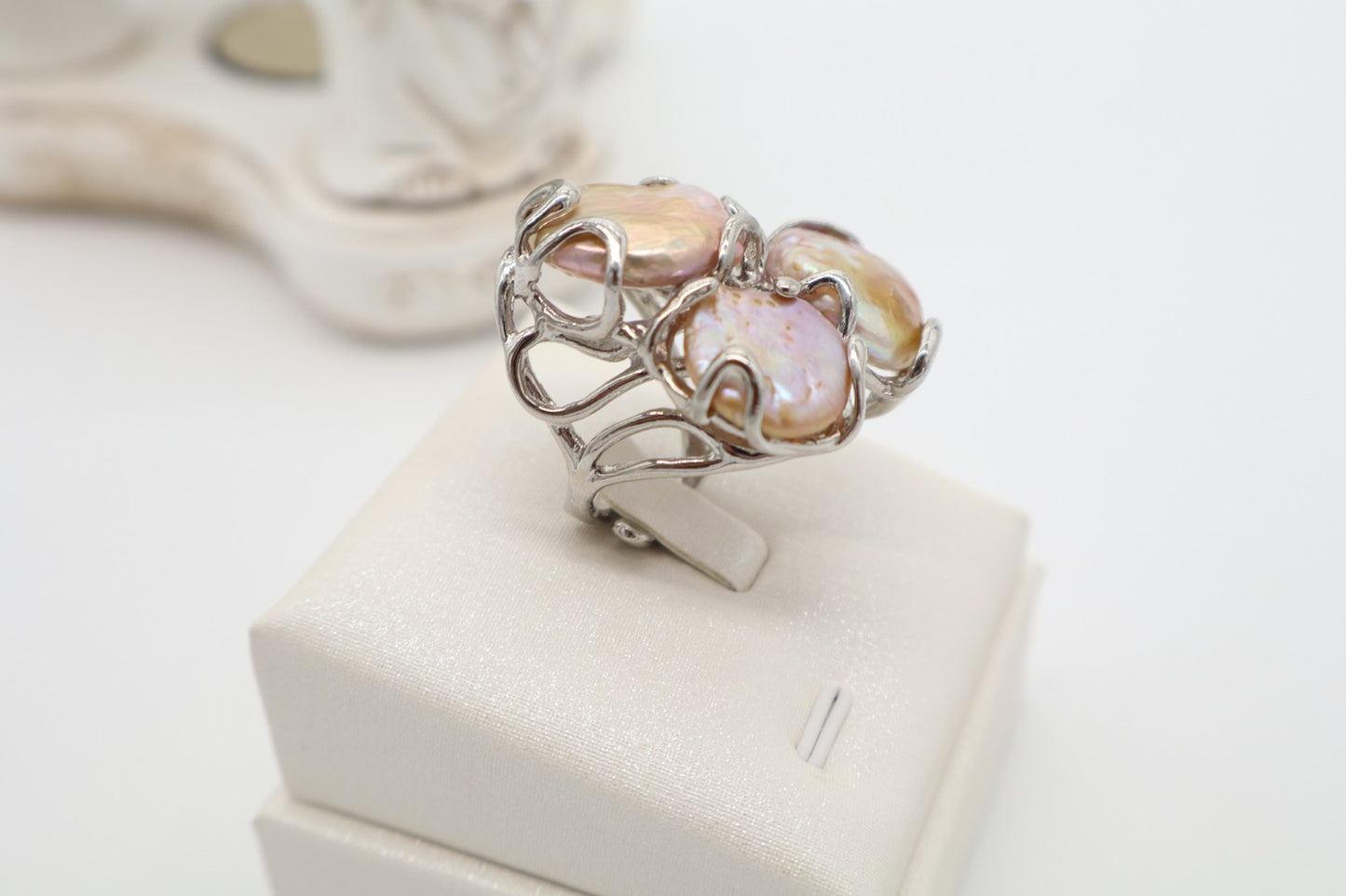 Anello cocktail scultoreo in bronzo rodiato con perle scaramazze