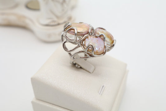 Anello cocktail scultoreo in bronzo rodiato con perle scaramazze
