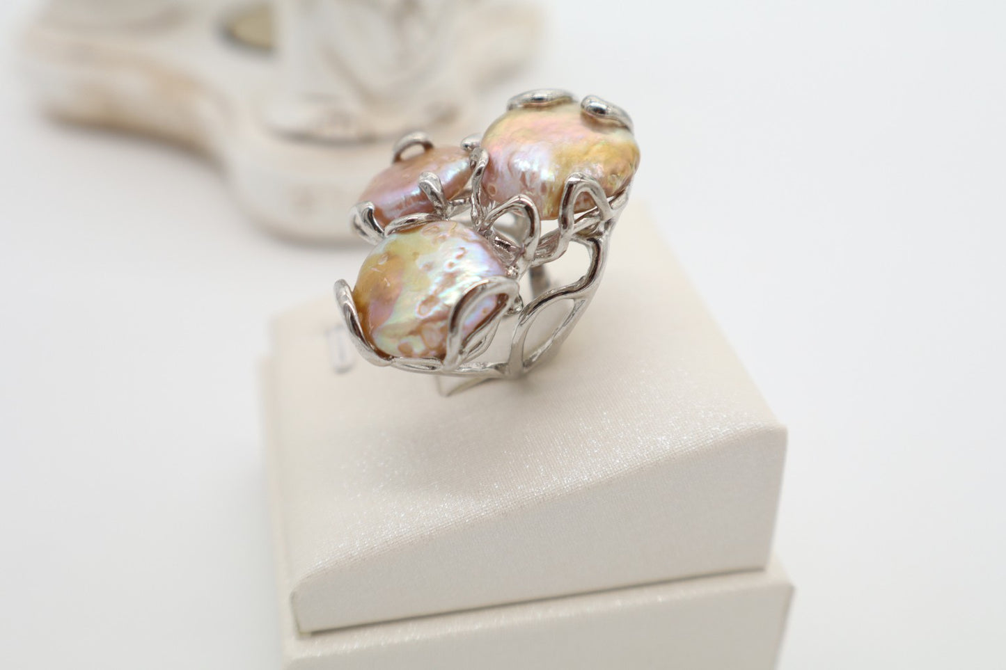 Anello cocktail scultoreo in bronzo rodiato con perle scaramazze